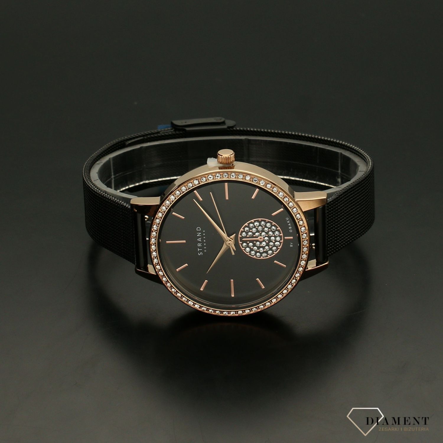 Zegarek damski STRAND Denmark S705LXVBMB. Strand Denmark to elegancki zegarek damski z oryginalną, czarną tarczą, ozdobioną błyszczącymi kryształami Swarovskiego. Zegarek damski posiada indeksy w kolorze różowego zł8.jpg