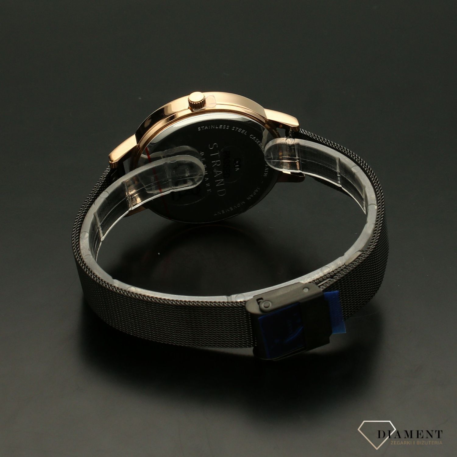 Zegarek damski STRAND Denmark S705LXVBMB. Strand Denmark to elegancki zegarek damski z oryginalną, czarną tarczą, ozdobioną błyszczącymi kryształami Swarovskiego. Zegarek damski posiada indeksy w kolorze różowego zł8.jpg