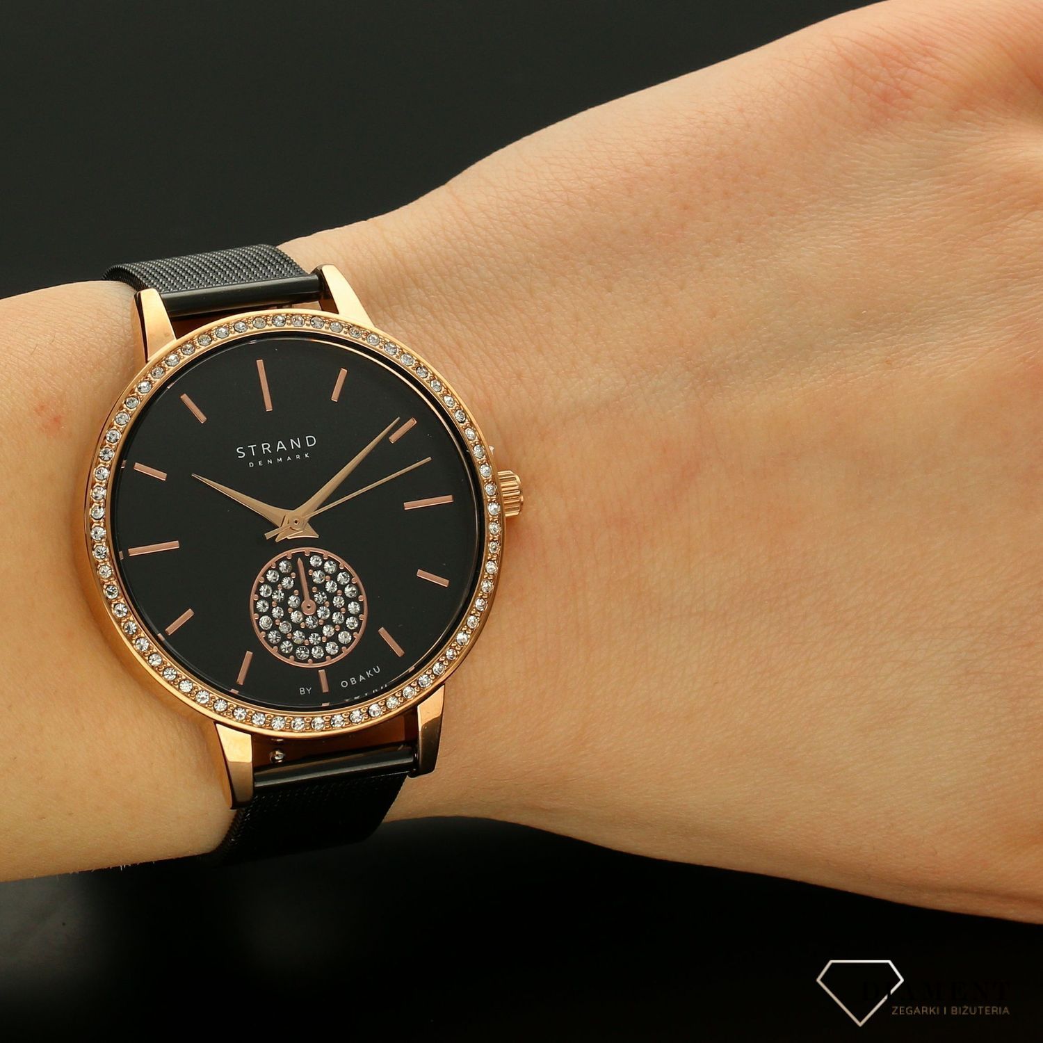 Zegarek damski STRAND Denmark S705LXVBMB. Strand Denmark to elegancki zegarek damski z oryginalną, czarną tarczą, ozdobioną błyszczącymi kryształami Swarovskiego. Zegarek damski posiada indeksy w kolorze różowego zł8.jpg