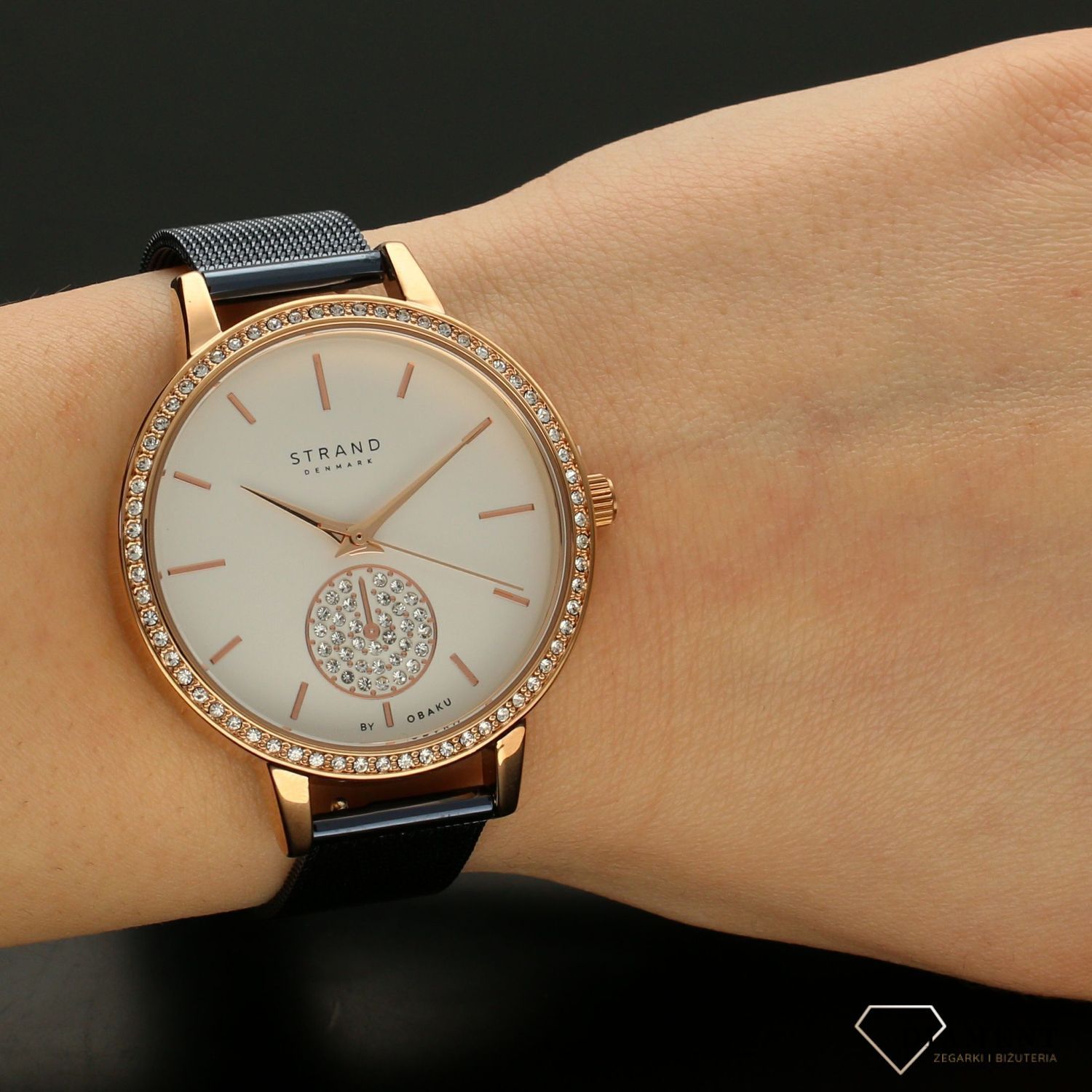 Zegarek damski STRAND Denmark S705LXVIML . Strand Denmark to elegancki zegarek damski z oryginalną, białą tarczą, ozdobioną błyszczącymi kryształami Swarovskiego. Zegarek damski posiada indeksy w  kolorze różowego z8.jpg