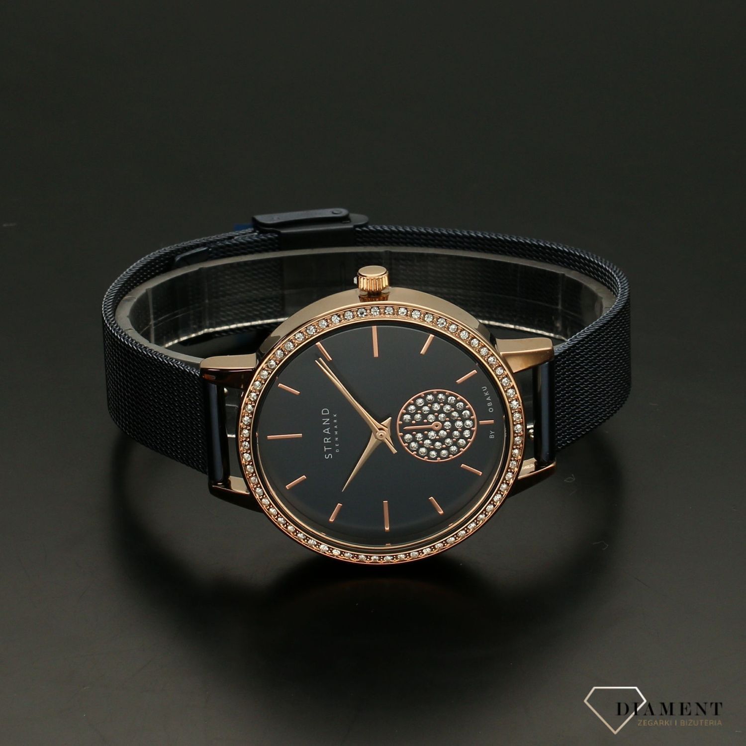Zegarek damski STRAND Denmark S705LXVLML . Strand to elegancki zegarek damski z oryginalną, granatową tarczą, ozdobioną błyszczącymi kryształami Swarovskiego. Zegarek damski posiada indeksy w kolorze różowego złota8.jpg