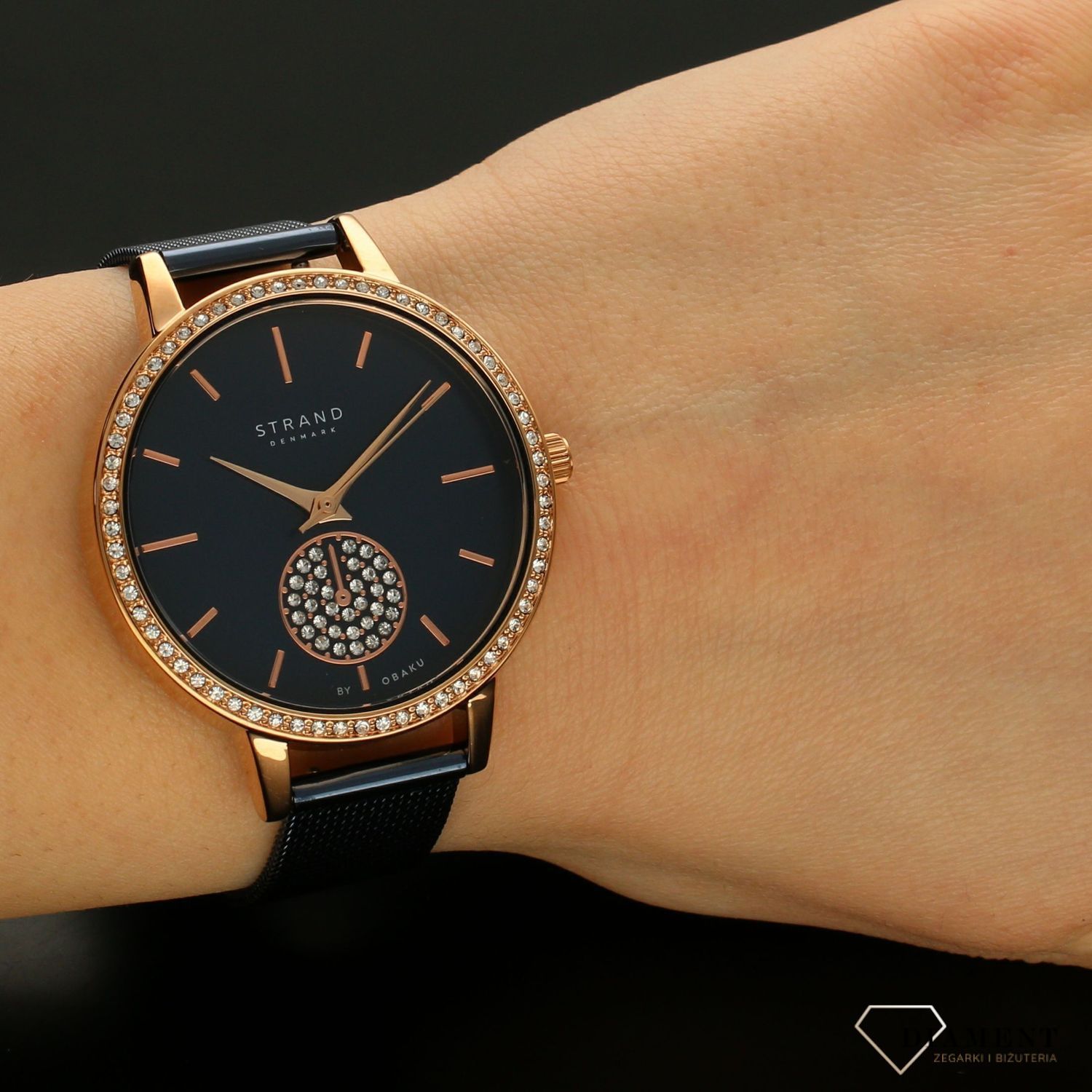 Zegarek damski STRAND Denmark S705LXVLML . Strand to elegancki zegarek damski z oryginalną, granatową tarczą, ozdobioną błyszczącymi kryształami Swarovskiego. Zegarek damski posiada indeksy w kolorze różowego złota8.jpg