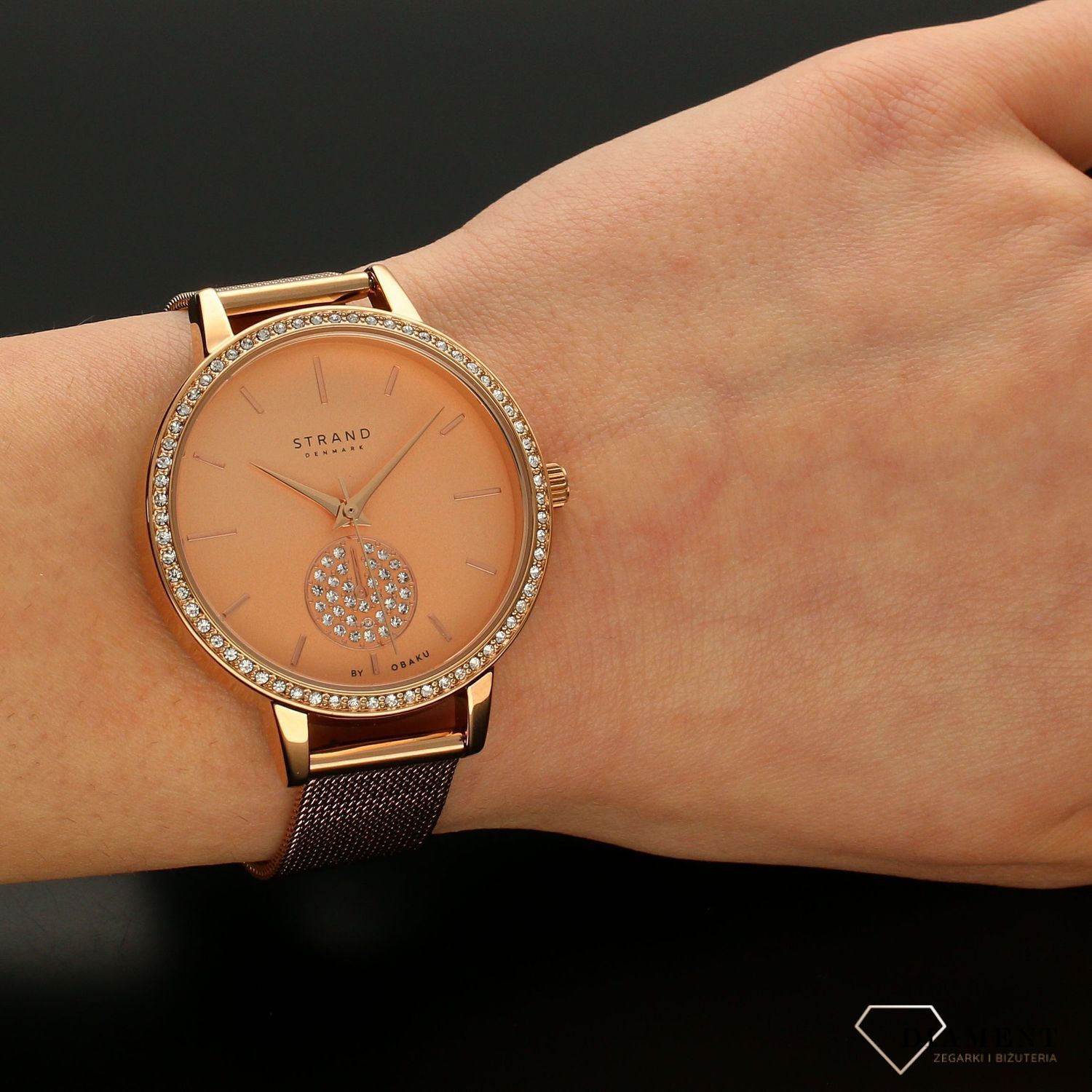 Zegarek damski STRAND Denmark S705LXVVMV.  Strand Denmark to elegancki zegarek damski z oryginalną, różową tarczą ozdobioną błyszczącymi kryształami Swarovskiego. Zegarek damski posiada indeksy w kolorze różowego zł8.jpg