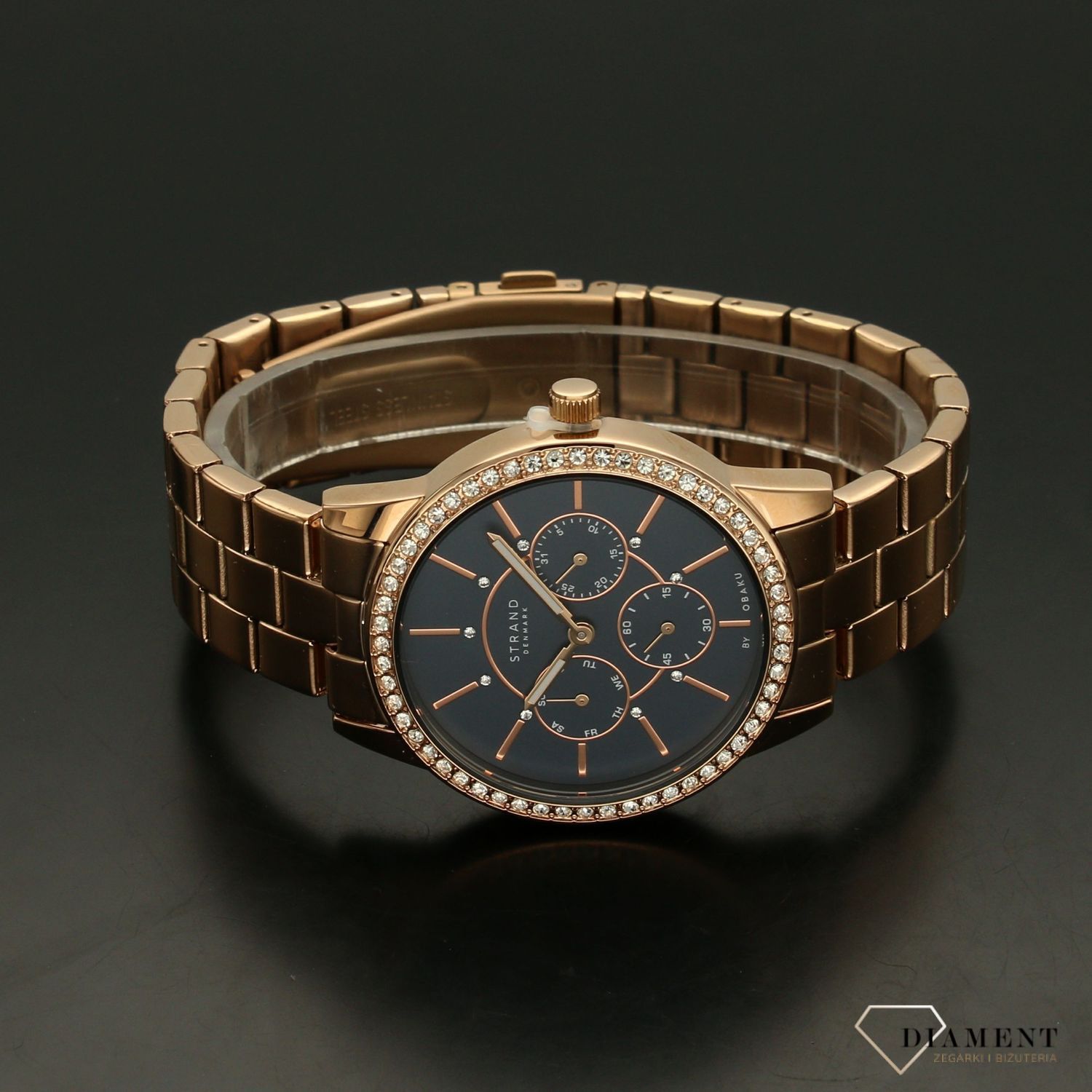 Zegarek damski STRAND Lana S707LMVLSV. Zegarek damski STRAND Lana S707LMVLSV . Strand Lana to elegancki zegarek damski z oryginalną, granatową tarczą. Tarcza ozdobiona została błyszczącymi kryształami Swarovskiego8.jpg