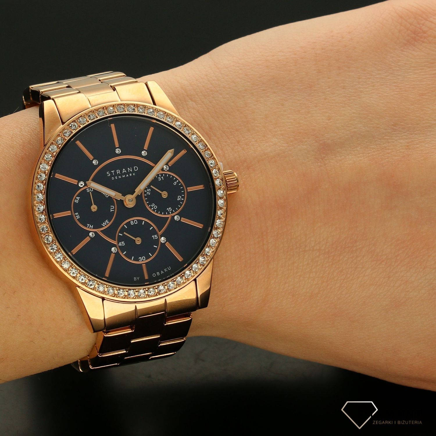 Zegarek damski STRAND Lana S707LMVLSV. Zegarek damski STRAND Lana S707LMVLSV . Strand Lana to elegancki zegarek damski z oryginalną, granatową tarczą. Tarcza ozdobiona została błyszczącymi kryształami Swarovskiego8.jpg