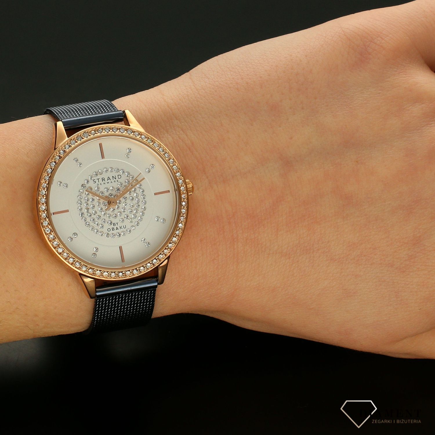 Zegarek damski STRAND Fjord S711LXVIML . Strand Fjord to elegancki zegarek damski z oryginalną, białą tarczą. Ozdobiona jest kryształami Svarowskiego. Zegarek damski posiada indeksy w formie błyszczących kryształów 8.jpg