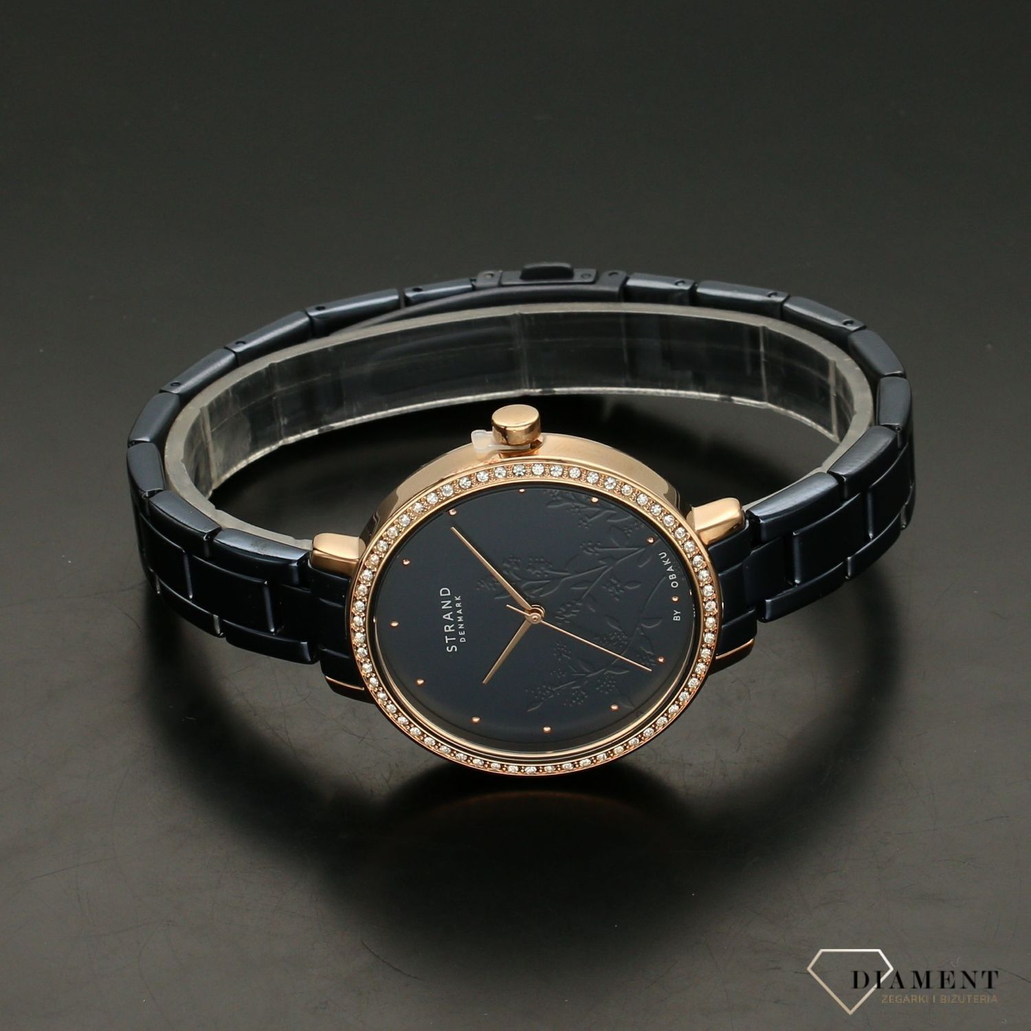 Zegarek damski STRAND Pacifica S712LXVLSL. Strand Pacifica to elegancki zegarek damski z oryginalną, granatową tarczą, ozdobioną motywem kwiatowym. Zegarek damski posiada indeksy z różowego złota. Tarcza ozdobiona j8.jpg