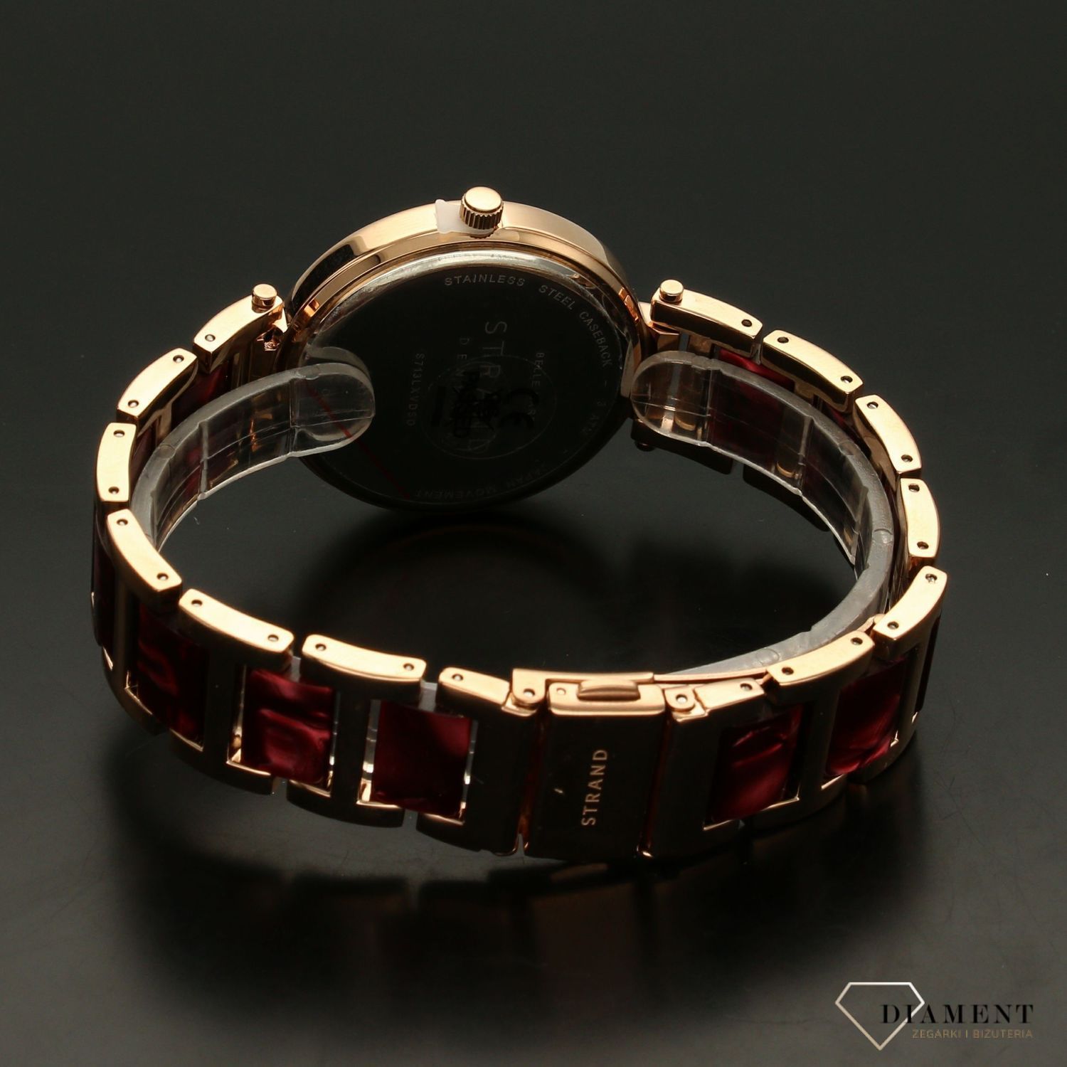 Zegarek damski STRAND Belle Mare S713LXVDSD. Strand Belle Mare to elegancki zegarek damski z oryginalną, czerwoną tarczą z masą perłową.  Zegarek damski posiada indeksy z różowego złota. Tarcza ozdobiona jest błyszc8.jpg