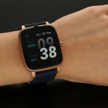 Smartwatch Stand na niebieskim pasku silikonowym (5).jpg