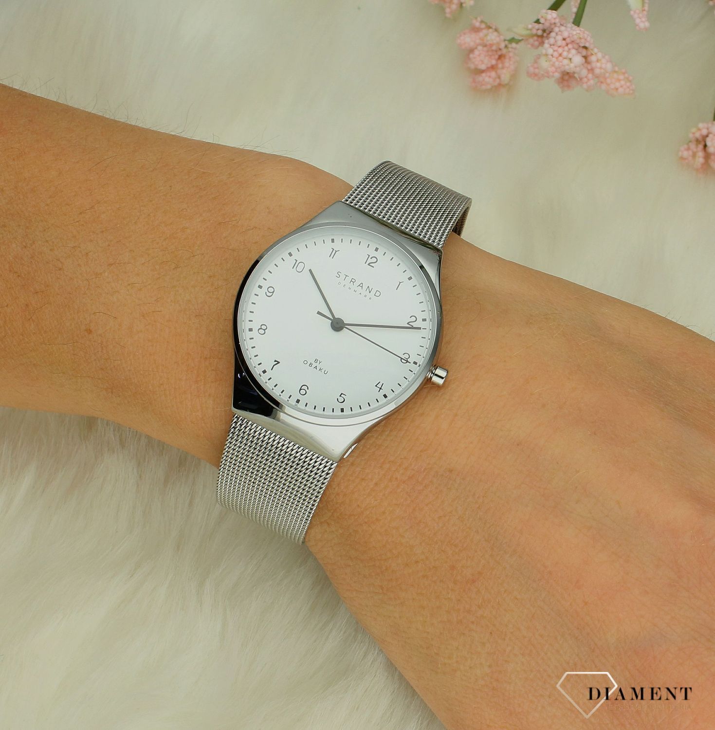 Zegarek damski Strand na bransolecie S717LXCWMC-DG. Damski zegarek na bransolecie. Damski zegarek Strand w srebrnym kolorze. Zegarek damski klasyczny. Damski zegarek na bransolecie typu mesh idealny na prezent..jpg