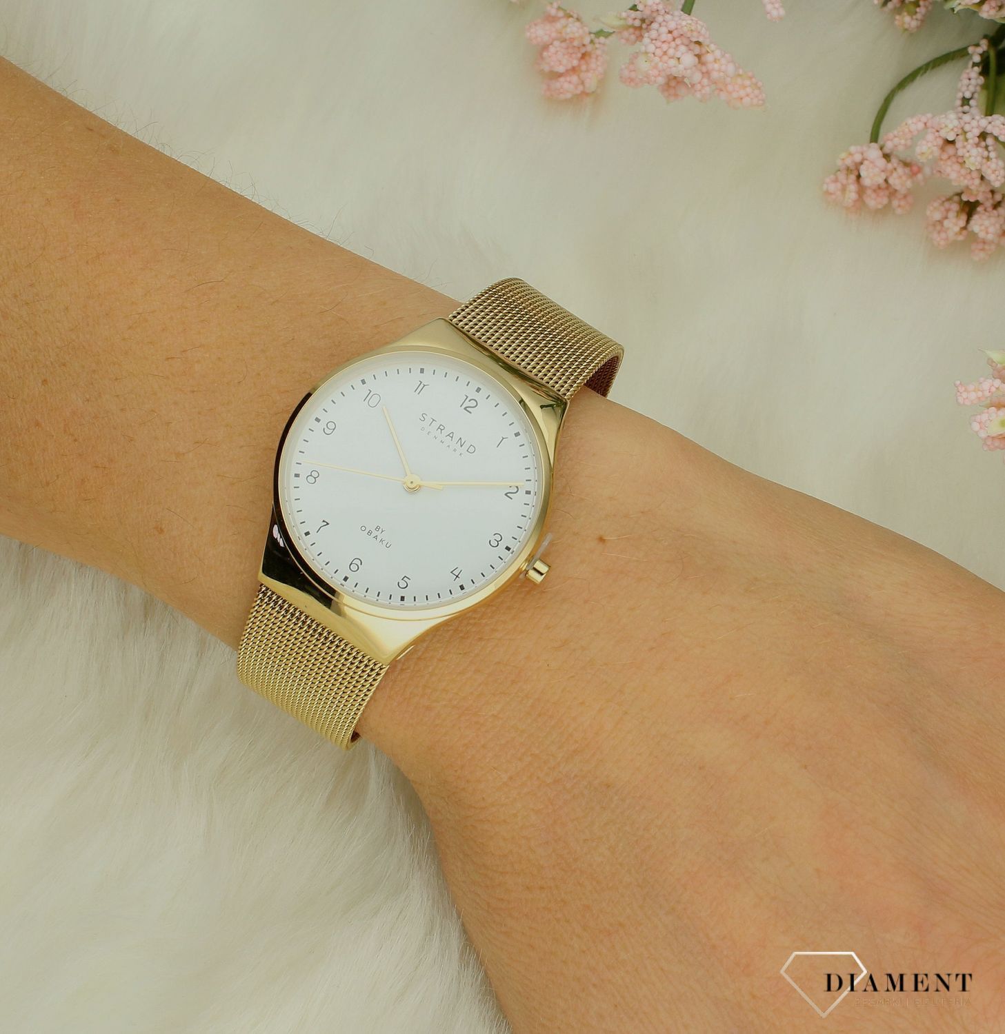 Zegarek damski Strand na bransolecie S717LXGWMG-DG. Damski zegarek na bransolecie. Damski zegarek Strand w złotym kolorze. Zegarek damski klasyczny. Damski zegarek na bransolecie typu mesh idealny na prezent..jpg
