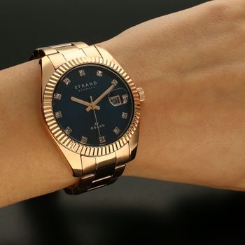 Zegarek damski na bransolecie w kolorze różowego złota z niebieską tarczą i błyszczącymi cyframi Strand S721LDVLSV.  (5).jpg