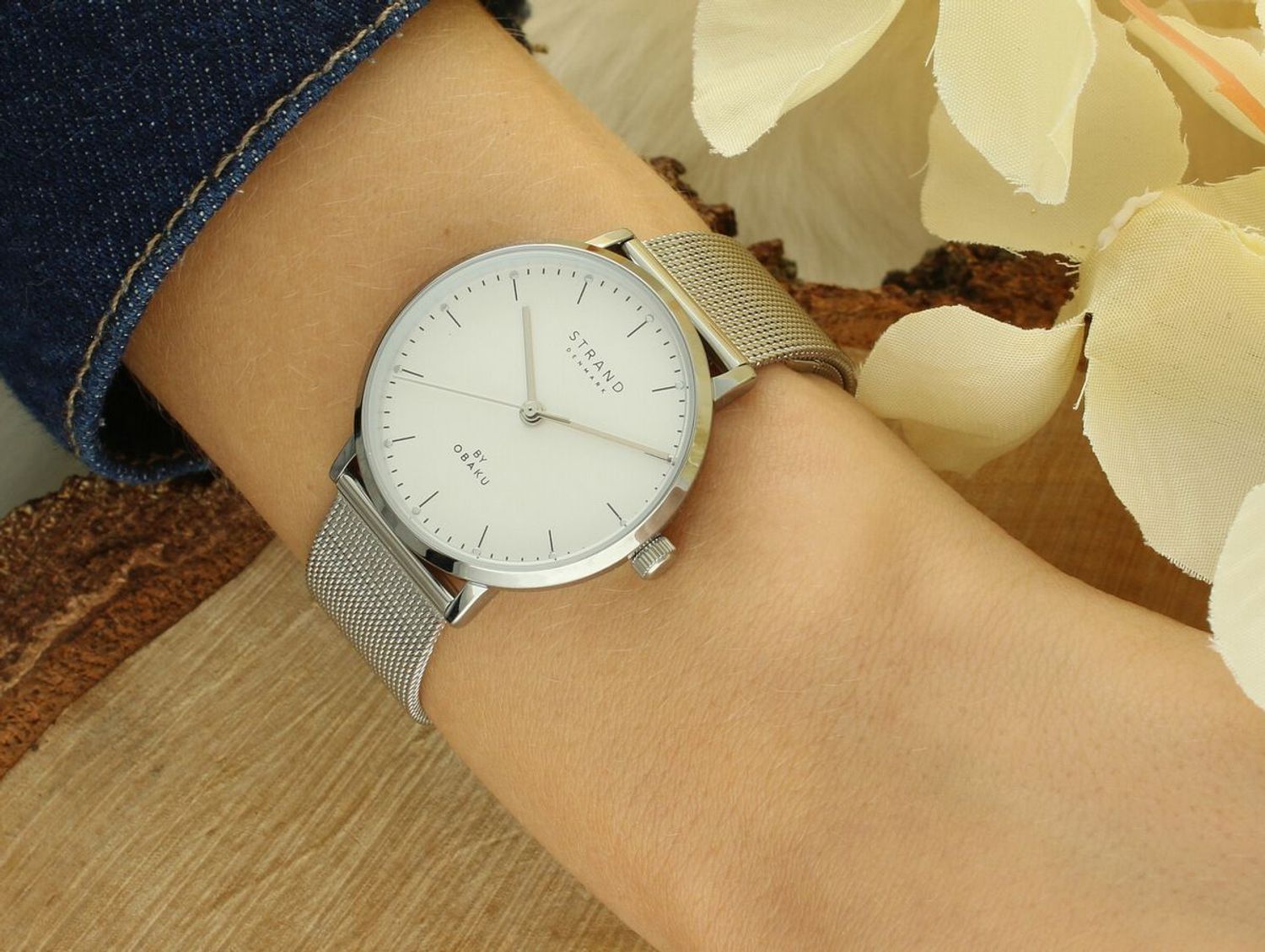 Strand by Obaku S725LXCIMC-DG – minimalistyczny damski zegarek z białą tarczą, srebrną bransoletą mesh i mechanizmem kwarcowym. Wodoszczelność 30 m, idealny do codziennych stylizacji.1.jpg