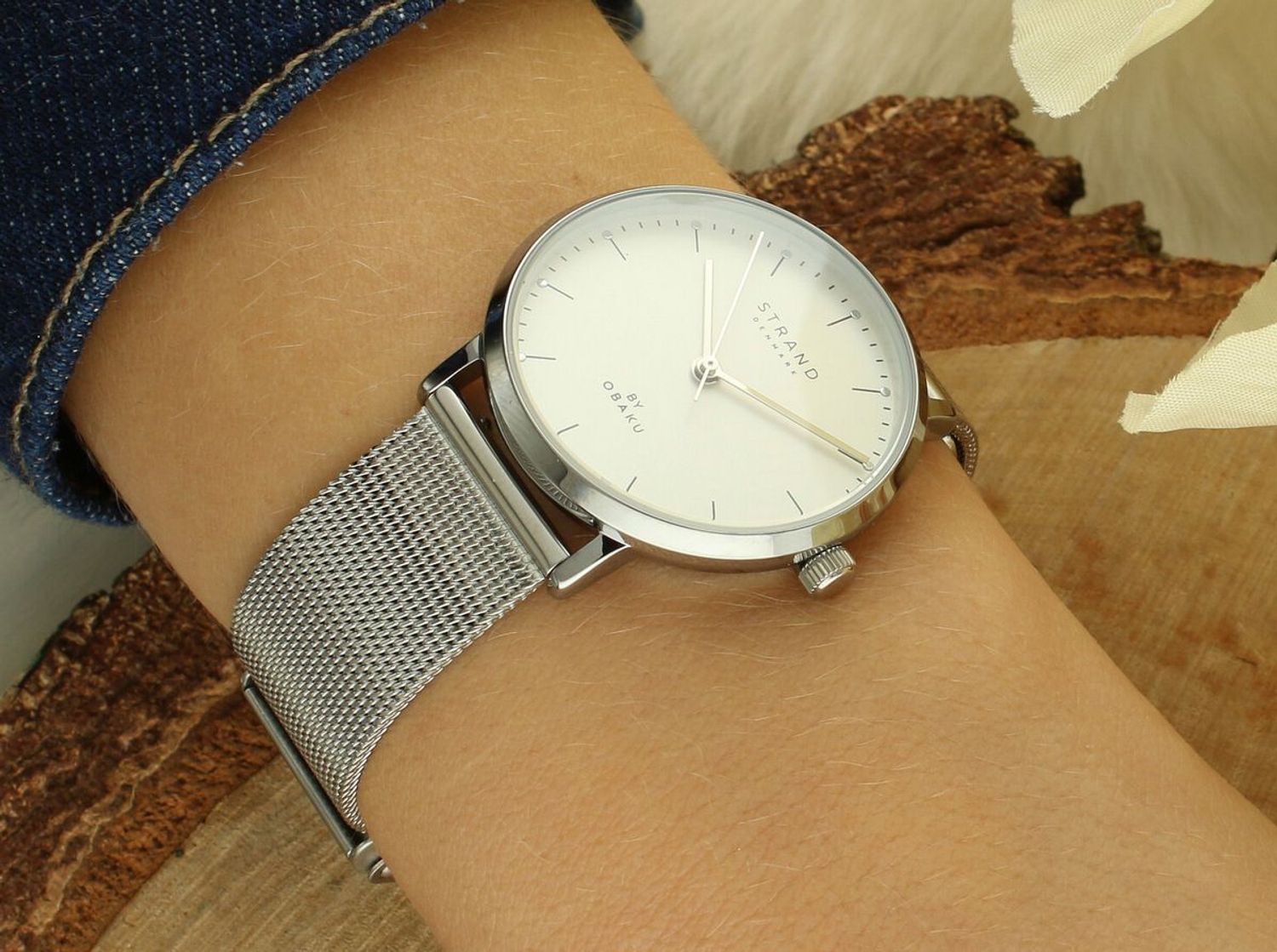 Strand by Obaku S725LXCIMC-DG – minimalistyczny damski zegarek z białą tarczą, srebrną bransoletą mesh i mechanizmem kwarcowym. Wodoszczelność 30 m, idealny do codziennych stylizacji.1.jpg