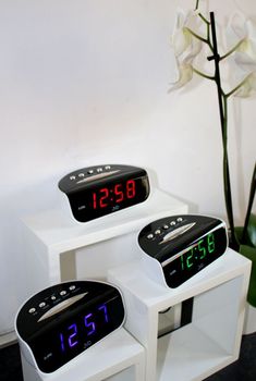 Budzik elektroniczny LCD z zielonym wyświetlaczem JVD SB1709.3✓ Budzik sieciowy na prąd z alarmem i drzemką ✓Zegarek, budzik na prąd✓ (2).JPG