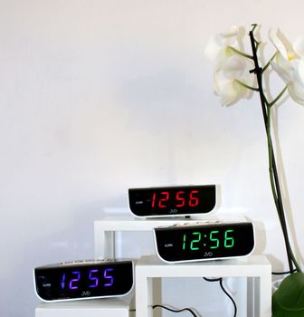 Budzik elektroniczny LCD z zielonym wyświetlaczem JVD SB1709.3✓ Budzik sieciowy na prąd z alarmem i drzemką ✓Zegarek, budzik na prąd✓ (3).JPG