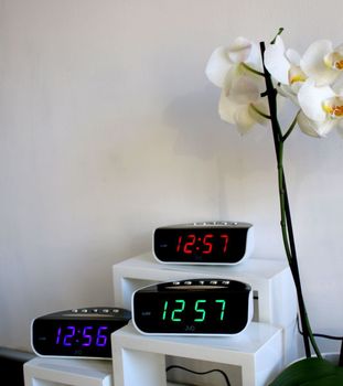 Budzik elektroniczny LCD z zielonym wyświetlaczem JVD SB1709.3✓ Budzik sieciowy na prąd z alarmem i drzemką ✓Zegarek, budzik na prąd✓ (4).JPG