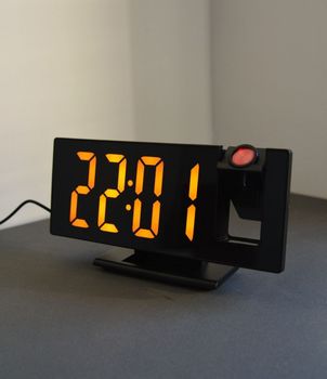 Budzik cyfrowy JVD z projektorem SB3618.2. Zegar biurkowy budzik z dużymi wyraźnymi pomarańczowymi cyframi LED i projektorem. Długość 18,5 cm. Cyfry 5,6 cm (1).JPG