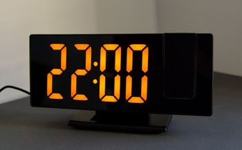 Budzik cyfrowy JVD z projektorem SB3618.2. Zegar biurkowy budzik z dużymi wyraźnymi pomarańczowymi cyframi LED i projektorem. Długość 18,5 cm. Cyfry 5,6 cm (2).JPG