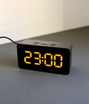 Zegar budzik LED JVD SB3658.3 z termometrem pomarańczowe cyfry.JPG