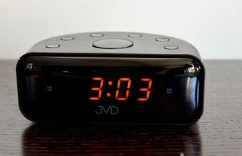 Budzik elektroniczny LCD JVD SB900.4 Pomarańczowe cyfry. Budzik elektroniczny czeskiej marki JVD. Alarm ✓ Dwa czasy budzenia  (3).JPG