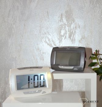 Budzik cyfrowy bateryjny LCD JVD SB91.9. Budzik cyfrowy z czytelnym wyświetlaczem. Budzik w srebrnych barwach, wpasuję się w każdy wystrój wnętrz. Budzik zasilany za pomocą baterii (3).JPG