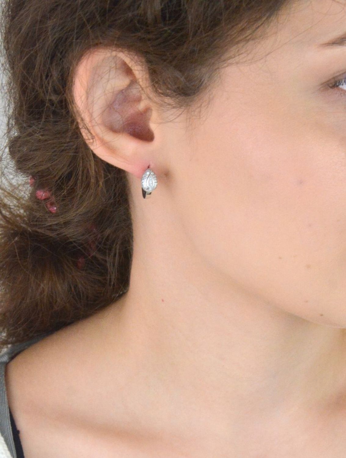 Kolczyki damskie srebrne 925 SGKZ0033 – kółeczka z zawieszką w formie łezki z cyrkonią. Długość 1,4 cm, szerokość 8 mm, waga 4,00 g. Zapięcie na zatrzask, elegancki design.1.jpg