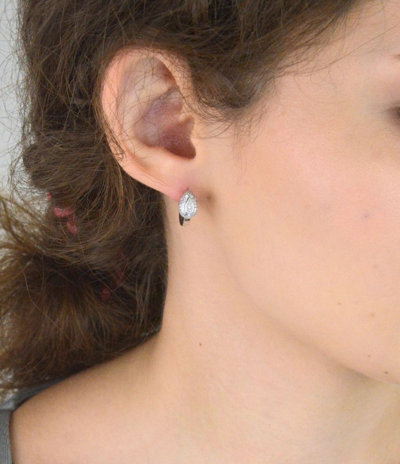 Kolczyki damskie srebrne 925 SGKZ0033 – kółeczka z zawieszką w formie łezki z cyrkonią. Długość 1,4 cm, szerokość 8 mm, waga 4,00 g. Zapięcie na zatrzask, elegancki design.1.jpg