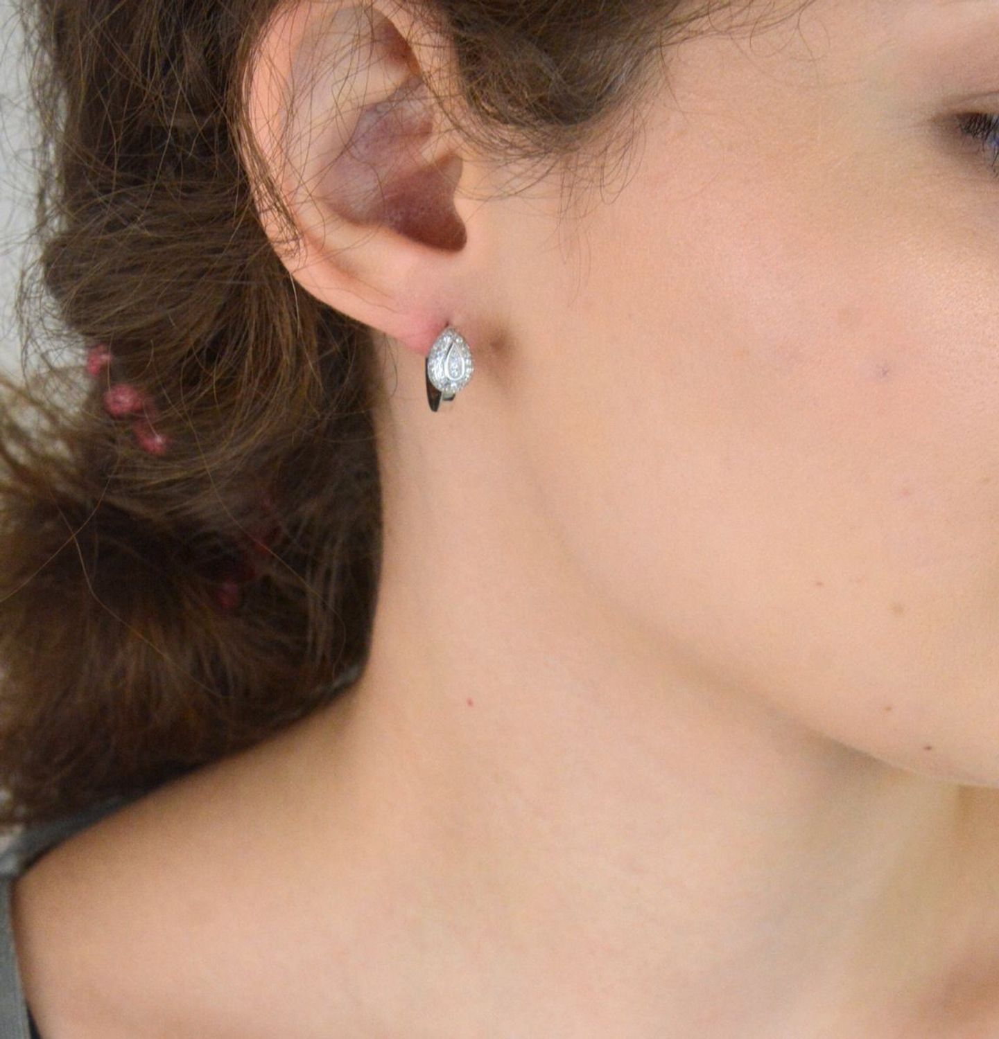 Kolczyki damskie srebrne 925 SGKZ0033 – kółeczka z zawieszką w formie łezki z cyrkonią. Długość 1,4 cm, szerokość 8 mm, waga 4,00 g. Zapięcie na zatrzask, elegancki design.1.jpg