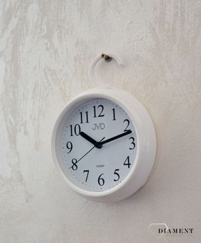 Zegar ścienny stojący wodoszczelny łazienkowy JVD SH024. Mały zegar ścienny stojący o bardzo czytelnej i wyraźnej tarczy. Zegar może stać w wilgotnych pomieszczeniach. Wodoszczelna obudowa (.JPG