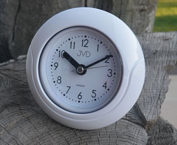 Zegar ścienny wiszący wodoszczelny łazienkowy JVD SH33.1. Zegar wodoszczelny do łazienki biały. Mały zegar ścienny wiszący o bardzo czytelnej i wyraźnej tarczy (1).JPG