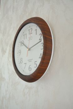 Zegar ścienny brązowy do łazienki wodoszczelny JVD SH494.2 imitacja drewna. Zegary do łazienki.  Zegary wodoszczelne. Zegary łazienkowe  Zegary na ścianę brązowe (6).JPG