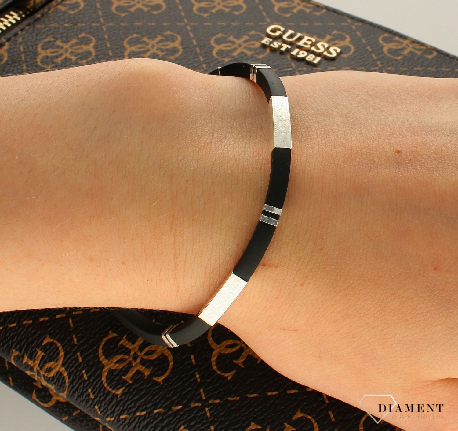 Bransoletka kauczukowa z dodatkami srebrnymi SIL0002B. Bransoletka męska wykonana z czarnego kauczuka. Bransoletka męska z ozdobnymi elementami wykonanymi z wysokiej jakości srebra. Bransoletka zapinana na  (1).jpg