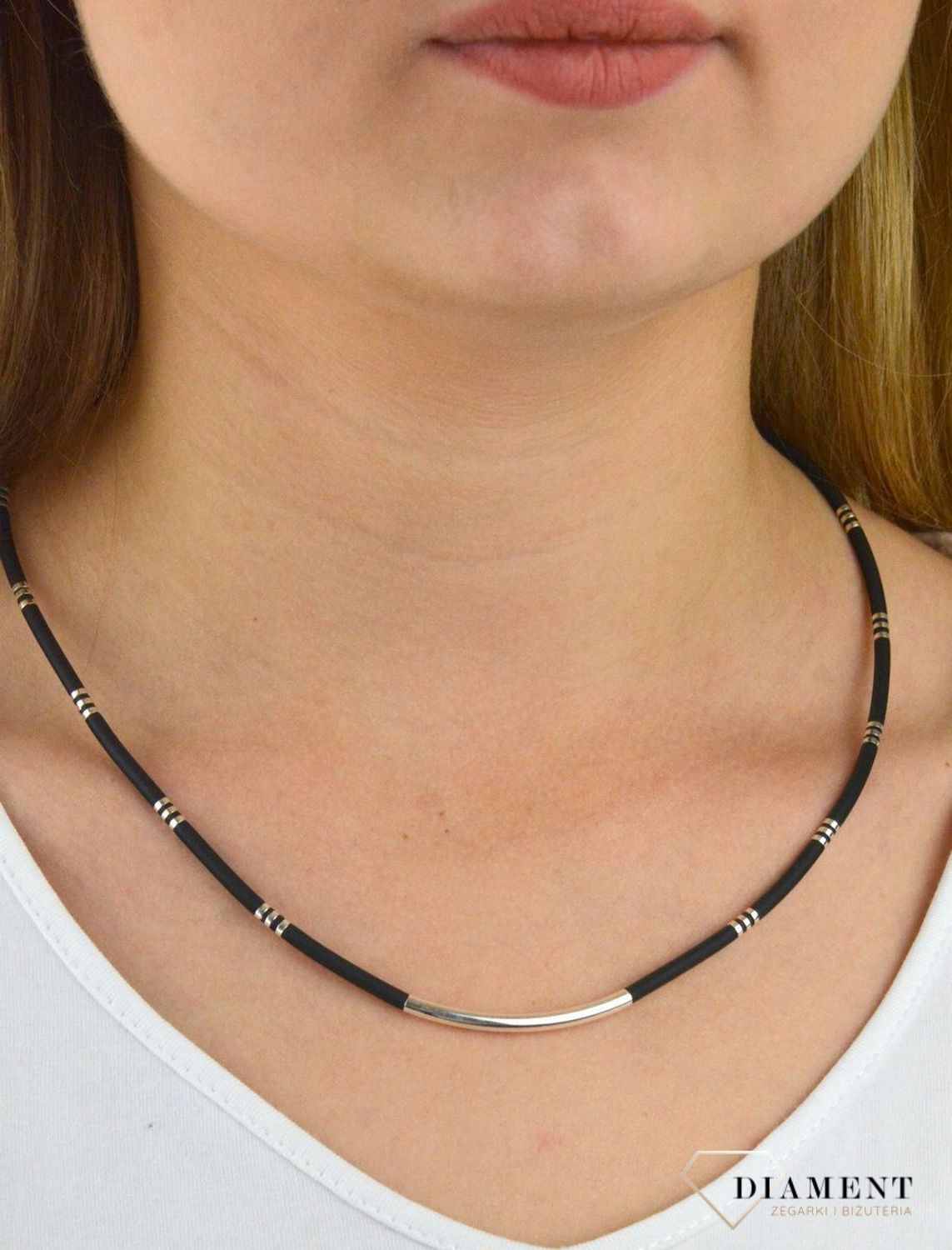 Naszyjnik srebrny kauczuk SIL0003N. Naszyjnik wykonany z czarnego kauczuka. Naszyjnik z ozdobnymi elementami wykonanymi z wysokiej jakości srebra SIL0003N.jpg