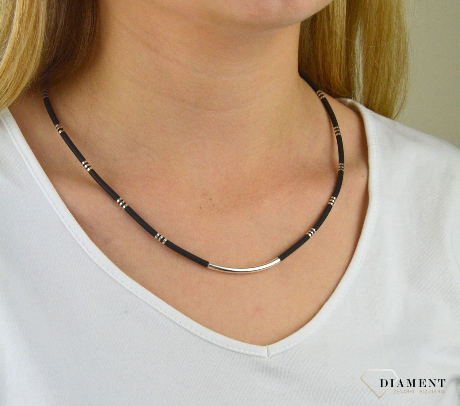 Naszyjnik srebrny kauczuk SIL0003N. Naszyjnik wykonany z czarnego kauczuka. Naszyjnik z ozdobnymi elementami wykonanymi z wysokiej jakości srebra SIL0003N.jpg