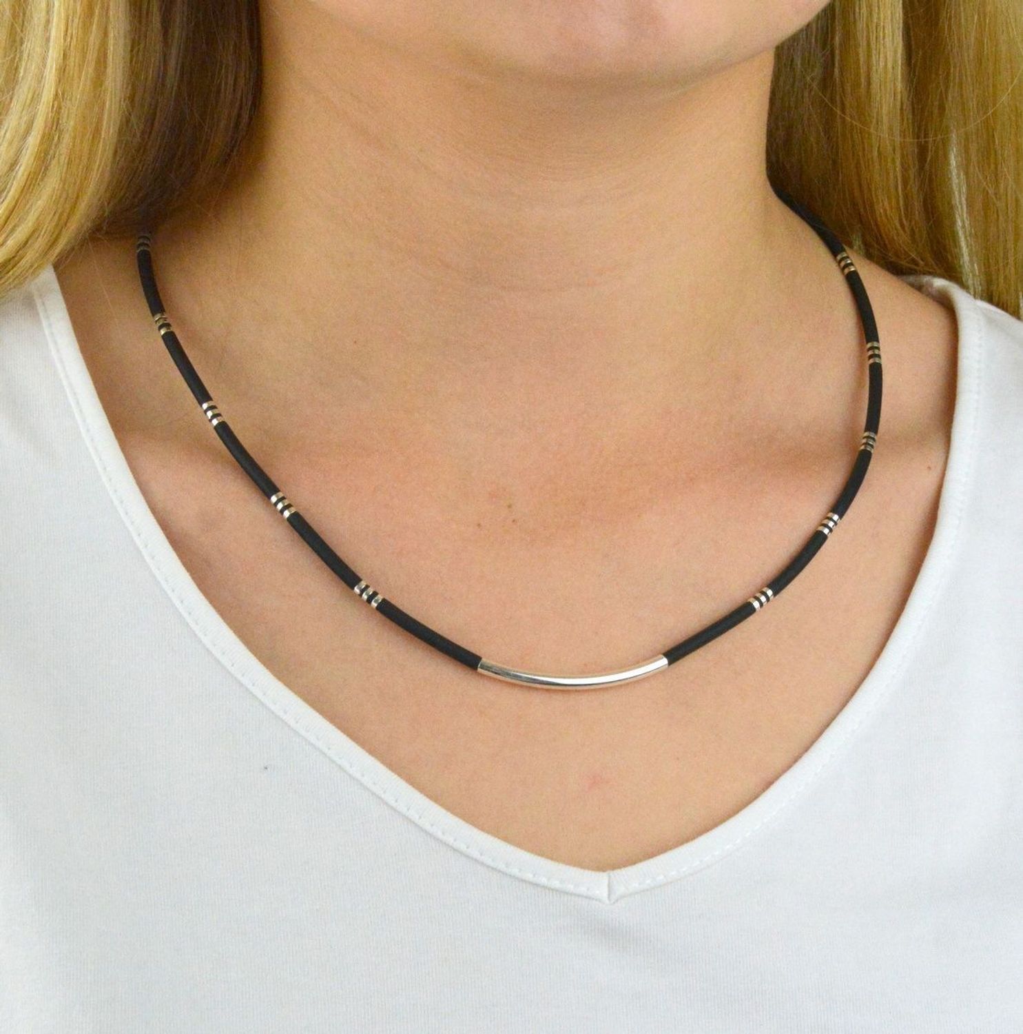 Naszyjnik srebrny kauczuk SIL0003N. Naszyjnik wykonany z czarnego kauczuka. Naszyjnik z ozdobnymi elementami wykonanymi z wysokiej jakości srebra SIL0003N.jpg