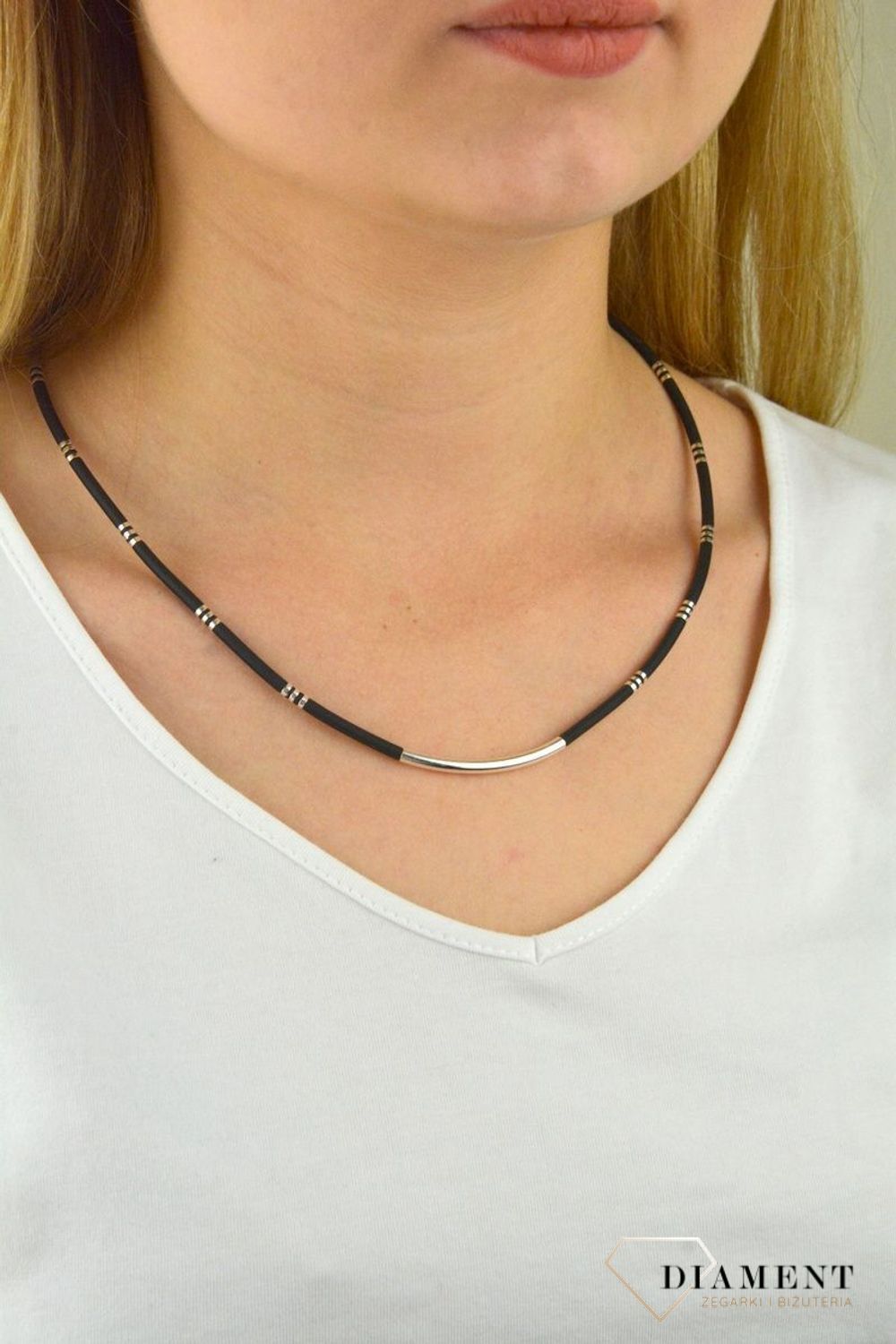 Naszyjnik srebrny kauczuk SIL0003N. Naszyjnik wykonany z czarnego kauczuka. Naszyjnik z ozdobnymi elementami wykonanymi z wysokiej jakości srebra SIL0003N.jpg