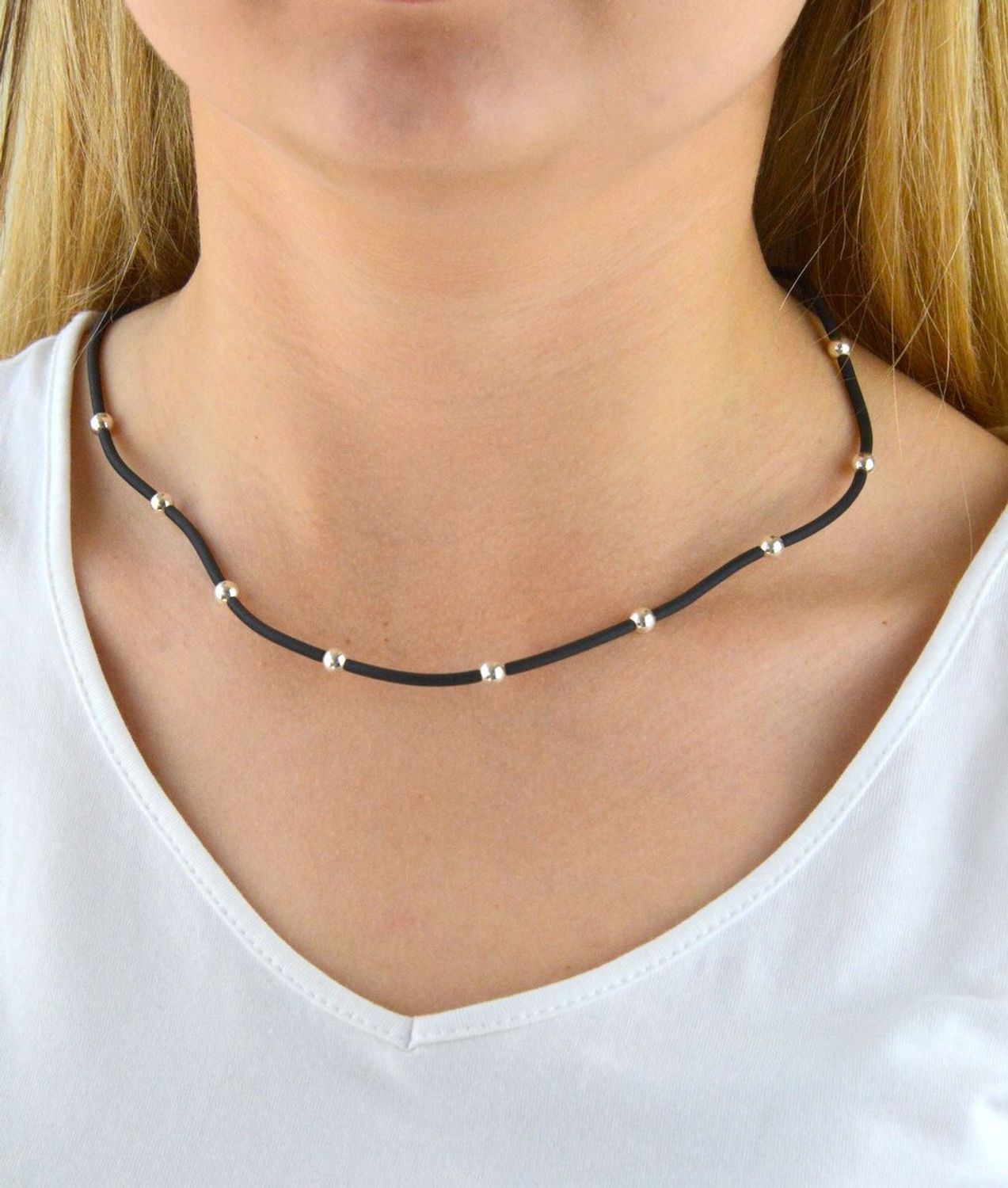 Naszyjnik srebrny z czarnym kauczukiem 'Nowoczesna biżuteria' SIL0004N.jpg