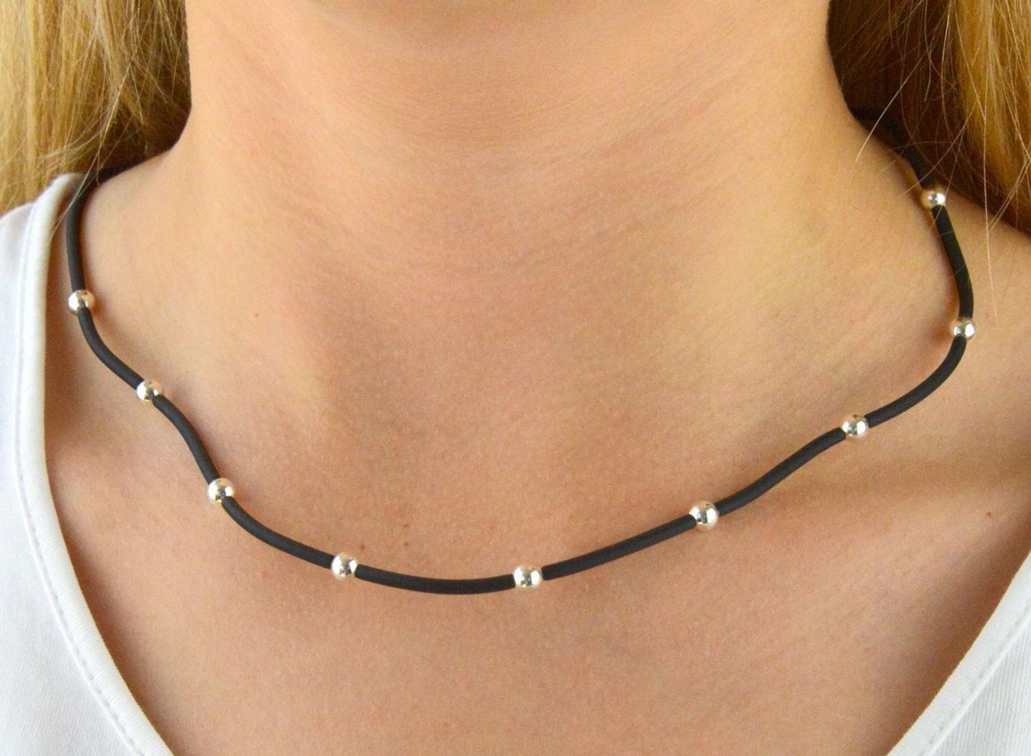 Naszyjnik srebrny z czarnym kauczukiem 'Nowoczesna biżuteria' SIL0004N.jpg