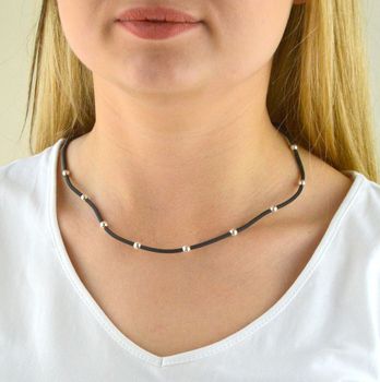 Naszyjnik kauczukowy ze srebrnymi kulkami SIL0004N. Srebrny naszyjnik męski lub damski kauczuk. Naszyjnik wykonany z kauczuku w eleganckim połączeniu ze srebrnym za (3).JPG