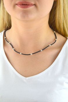 Naszyjnik kauczukowy ze srebrnymi kulkami SIL0004N. Srebrny naszyjnik męski lub damski kauczuk. Naszyjnik wykonany z kauczuku w eleganckim połączeniu ze srebrnym za (4).JPG