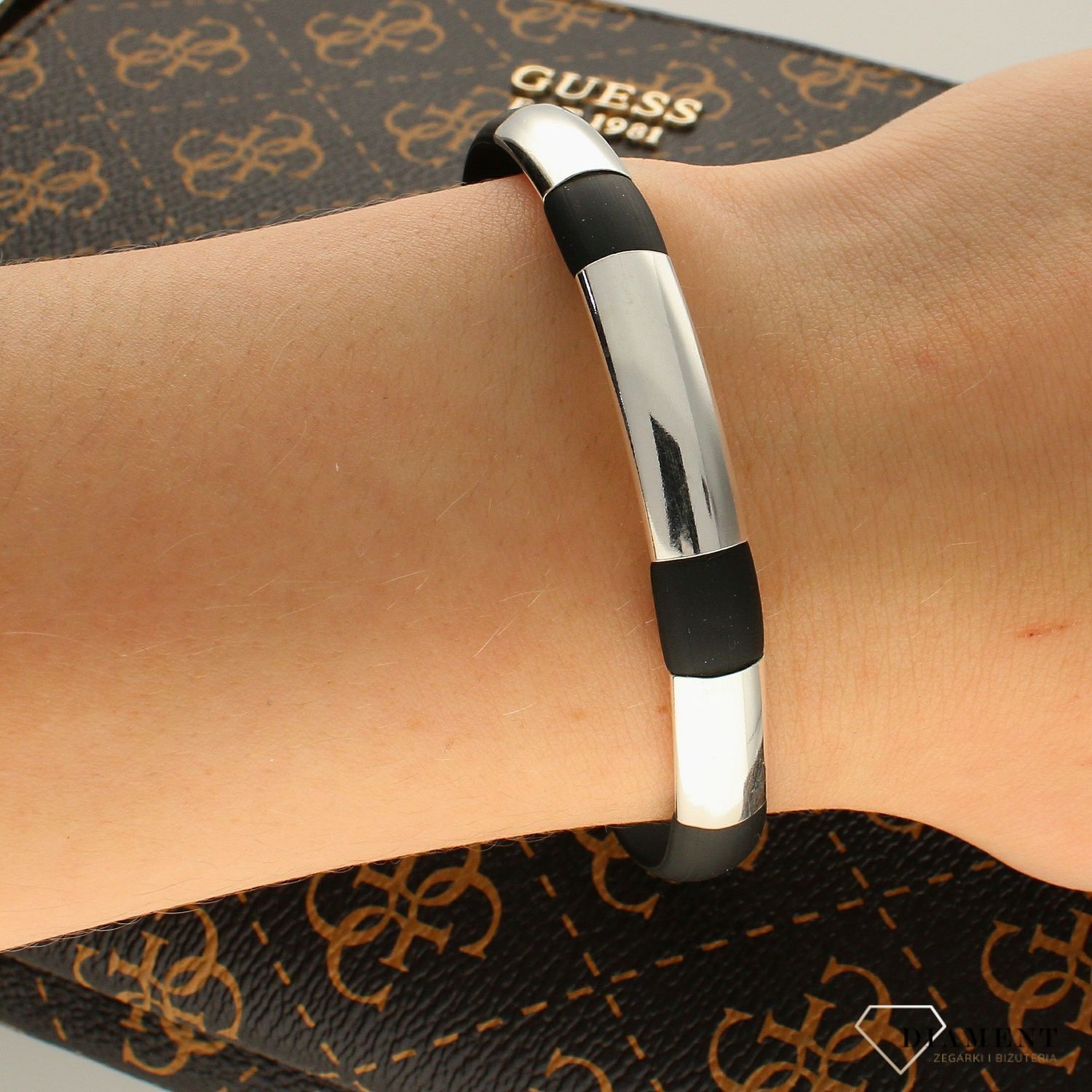 Bransoletka srebrna kauczukowa SIL0011B. Czerń pasuje do każdego koloru, tak więc bransoletka jest poprzez swój kolor uniwersalna i bardzo praktyczna (2).jpg