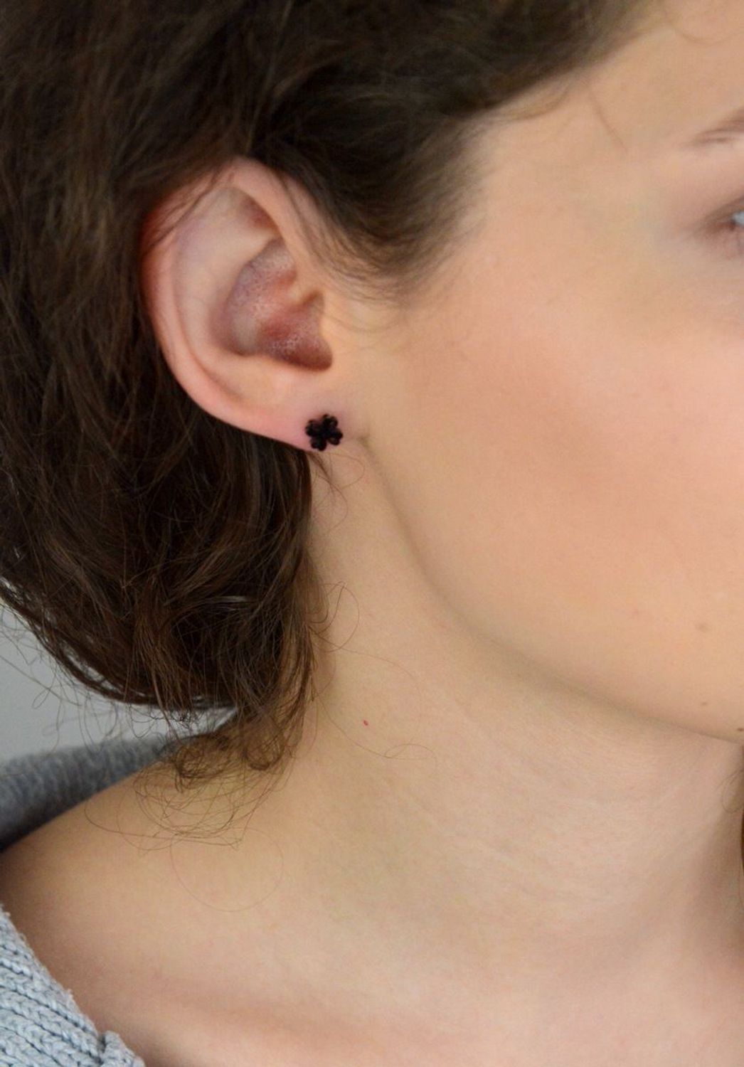 Kolczyki damskie stalowe czarne koniczynki 7 mm SKO13 – stal nierdzewna.jpg