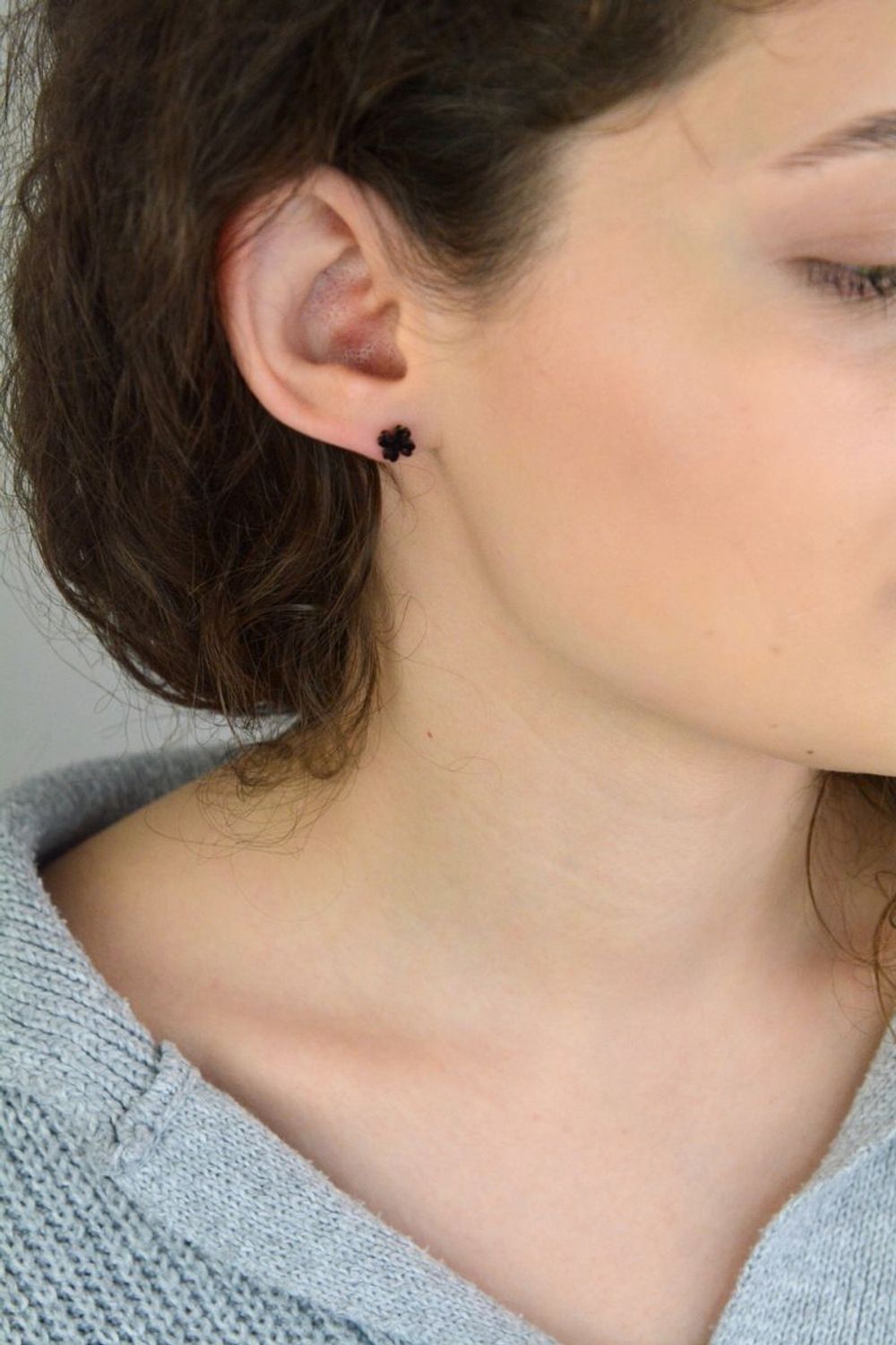 Kolczyki damskie stalowe czarne koniczynki 7 mm SKO13 – stal nierdzewna.jpg