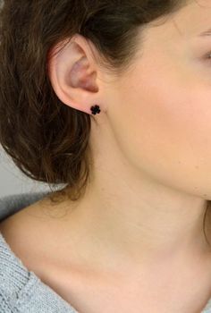 Odkryj kolczyki SKO13 – stalowe koniczynki w kolorze czarnym. Wykonane ze stali nierdzewnej, z zapięciem na sztyft. Subtelne 7 mm – idealne na co dzień i na prezent! (1).JPG