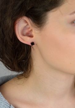 Odkryj kolczyki SKO13 – stalowe koniczynki w kolorze czarnym. Wykonane ze stali nierdzewnej, z zapięciem na sztyft. Subtelne 7 mm – idealne na co dzień i na prezent! (2).JPG