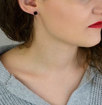 Odkryj kolczyki SKO13 – stalowe koniczynki w kolorze czarnym. Wykonane ze stali nierdzewnej, z zapięciem na sztyft. Subtelne 7 mm – idealne na co dzień i na prezent! (3).JPG