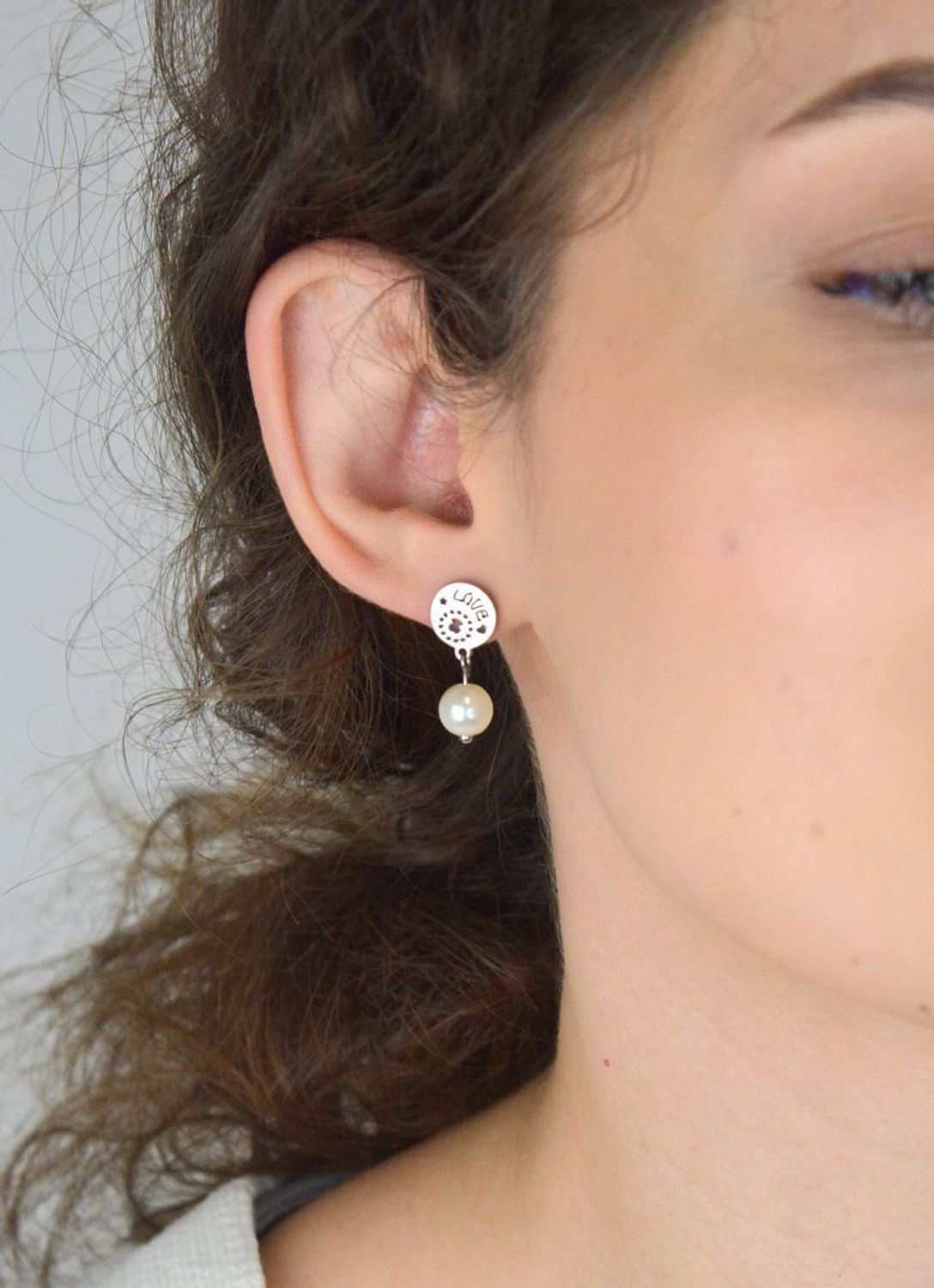 Romantyczne kolczyki stalowe SKO17 z perełką, napisem love i małym misiem. Długość 2,2 cm, szerokość 1,0 cm. Subtelna biżuteria – idealna na prezent!11.jpg