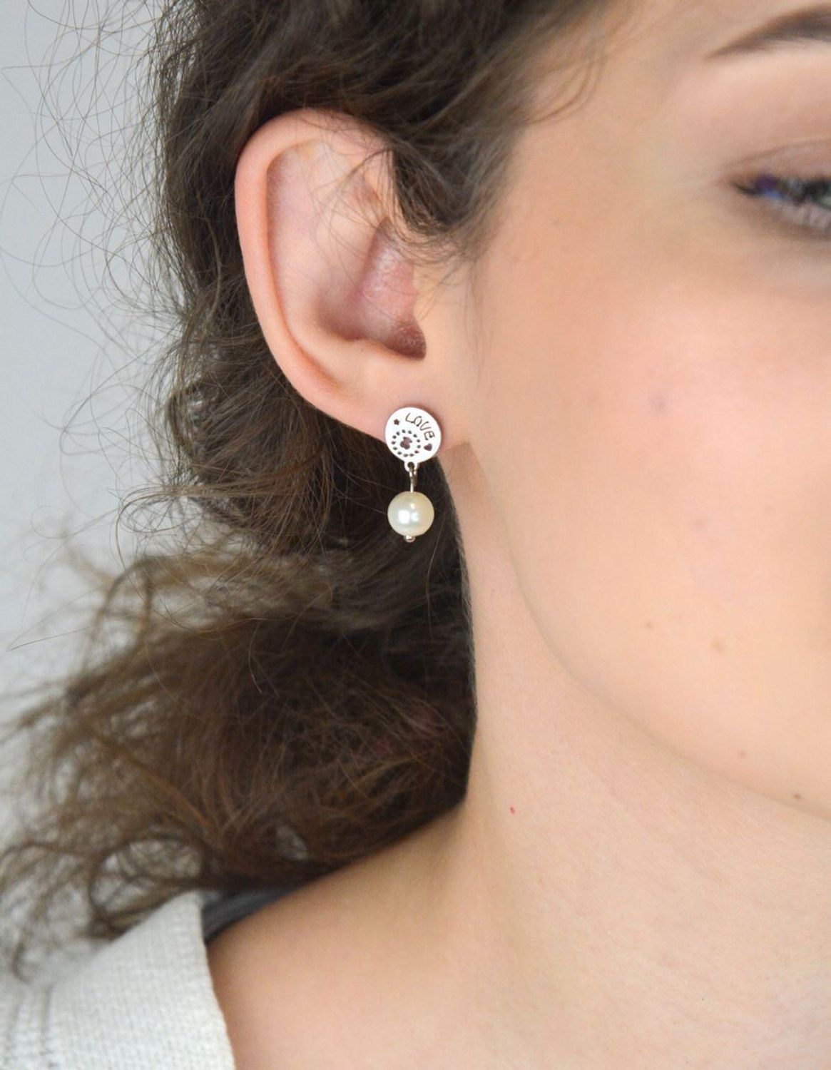 Romantyczne kolczyki stalowe SKO17 z perełką, napisem love i małym misiem. Długość 2,2 cm, szerokość 1,0 cm. Subtelna biżuteria – idealna na prezent!11.jpg