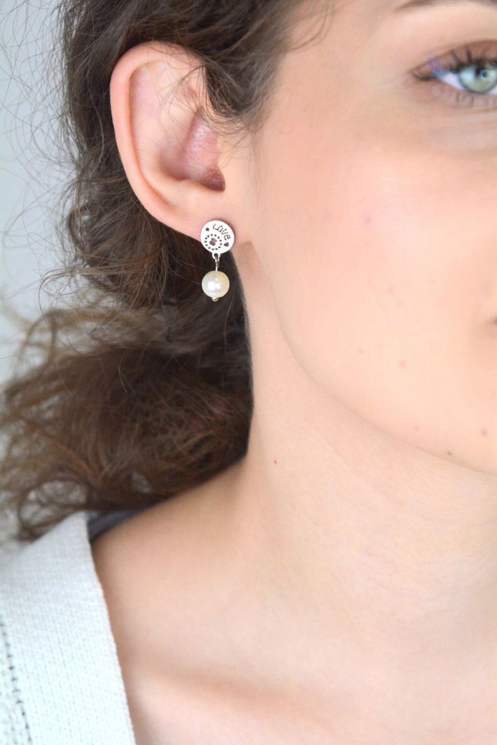 Romantyczne kolczyki stalowe SKO17 z perełką, napisem love i małym misiem. Długość 2,2 cm, szerokość 1,0 cm. Subtelna biżuteria – idealna na prezent!11.jpg